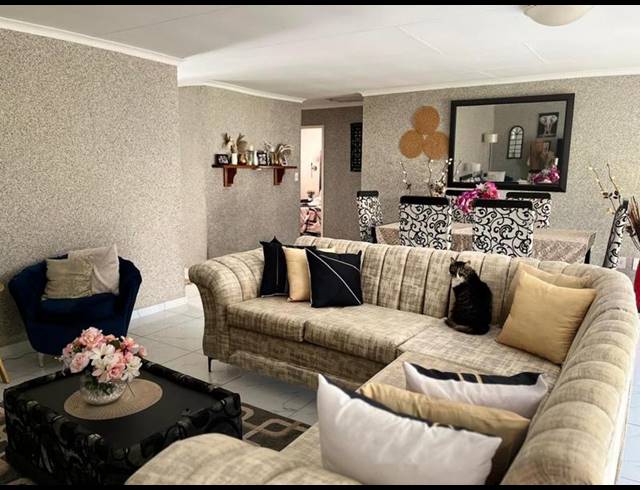 2 BEDROOM TOWNHOUSE FOR SALE IN LINDHAVEN